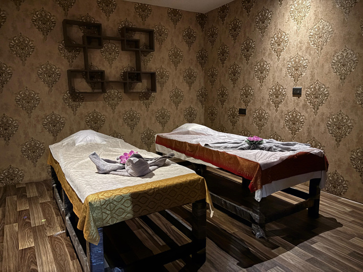 Couple massage at spa in mumbi